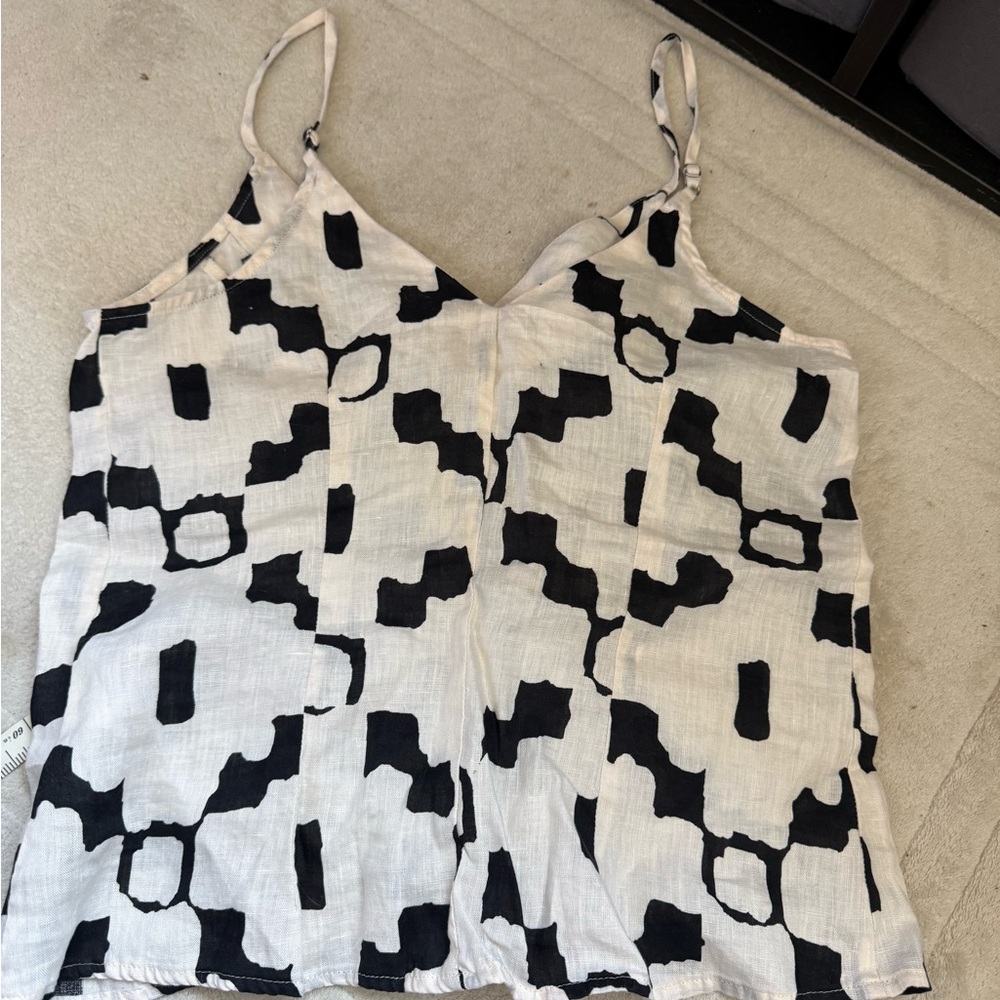 Sleeveless Linen Black and White Patterned Button-Front Cami Top - Picture 2 of 6